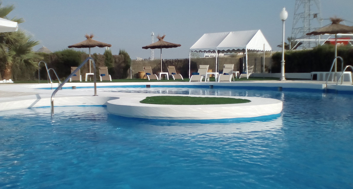 Relájese y refrésquese junto a nuestra espectacular piscina con su familia CUANDO SE ALOJA EN AVENT VERAHOTEL